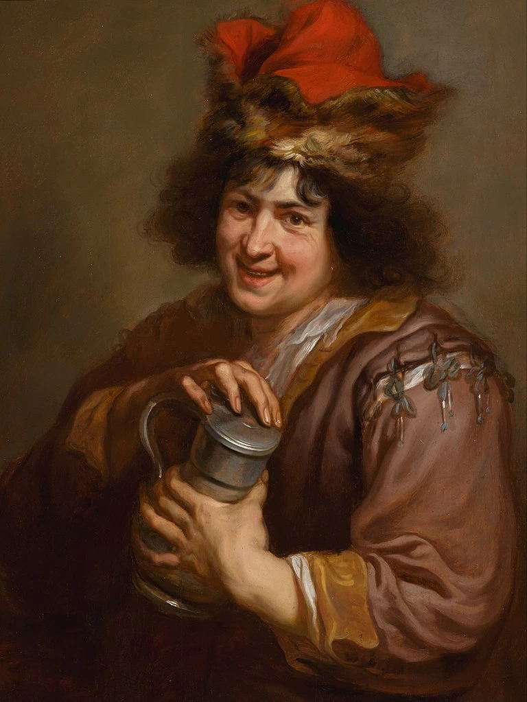Giovane che tiene un boccale
